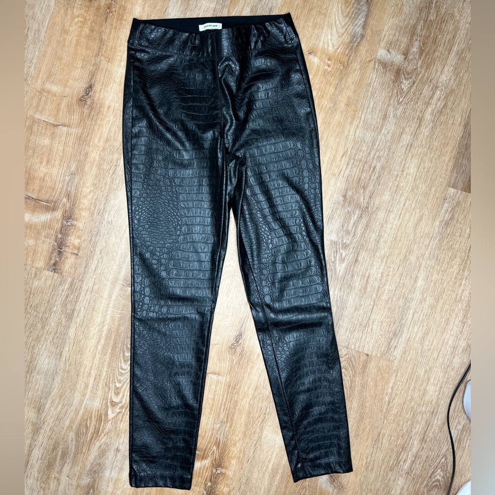 MAX STUDIO faux snake skin leather pants. Skinny leg/fitted. Excellent condition - Picture 2 of 7